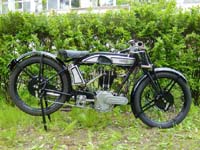 1926. gada le�end�r�s ang�u firmas Norton sac�k�u motocikls Mod 25 TT Replica p�c restaur�cijas.